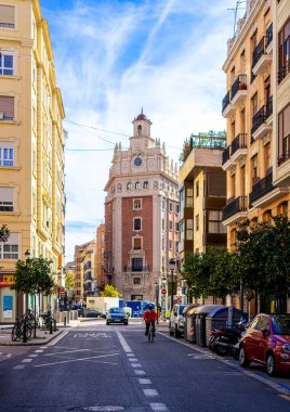 Aralık 2022 Valencia, İspanya tarihi şehir merkezinde gün boyunca Valencia 'nın güzel sokakları.