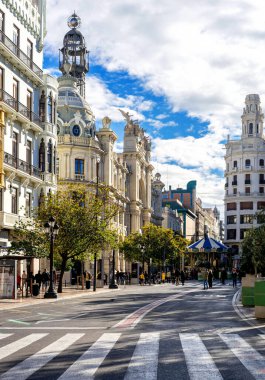 Aralık 2022 Valencia, İspanya tarihi şehir merkezinde gün boyunca Valencia 'nın güzel sokakları.