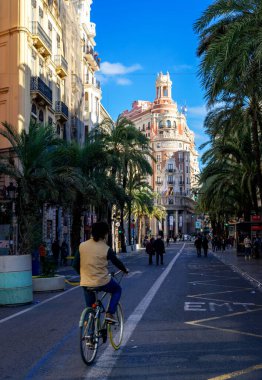 Aralık 2022 Valencia, İspanya tarihi şehir merkezinde gün boyunca Valencia 'nın güzel sokakları.