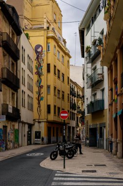 Aralık 2022 Valencia, İspanya tarihi şehir merkezinde gün boyunca Valencia 'nın güzel sokakları.