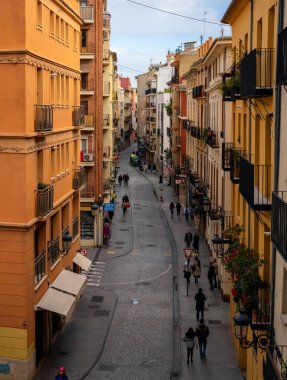 Aralık 2022 Valencia, İspanya tarihi şehir merkezinde gün boyunca Valencia 'nın güzel sokakları.