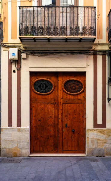 Aralık 2022 - Valencia, İspanya - Eski ahşap giriş kapıları