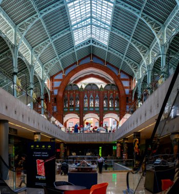 Aralık 2022 - Valencia, İspanya - Valencia 'da Kolomb Pazarı Gün boyunca şehrin tarihi merkezinde dışarıdan ve içeriden