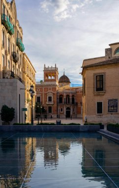 Aralık 2022 - Valencia, İspanya - Valensiya Katedrali Gün boyunca şehrin tarihi merkezinde