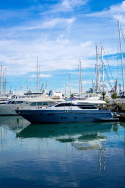 Aralık 2022 - Valencia, İspanya - Valencia limanında gemiler ve turkuaz deniz