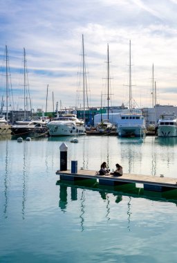 Aralık 2022 - Valencia, İspanya - Valencia limanında gemiler ve turkuaz deniz