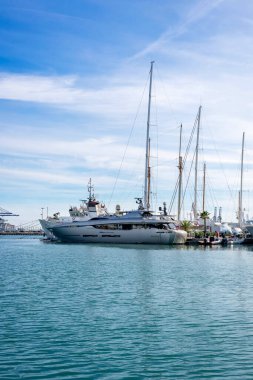 Aralık 2022 - Valencia, İspanya - Valencia limanında gemiler ve turkuaz deniz