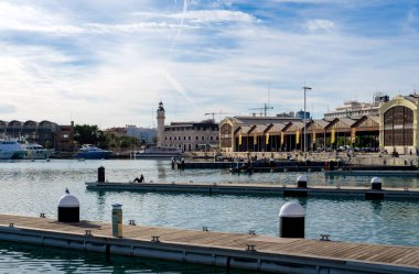 Aralık 2022 - Valencia, İspanya - Valencia limanında gemiler ve turkuaz deniz