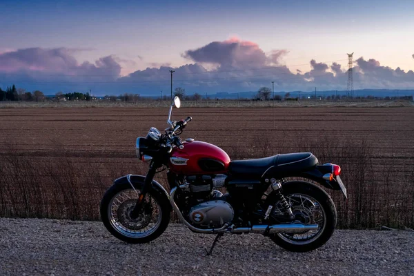 Março 2023 Albacete Espanha Triunfo Vermelho Bonneville T100 Motocicleta Estacionada — Fotografia de Stock