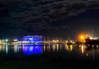Aralık 2022 Valencia, İspanya Denizcilik İstasyonu 'nun gece sularında yansıması var.