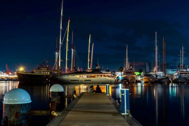 Aralık 2022 Valencia, İspanya geceleri limanda demirli gemiler suda yansımalarla