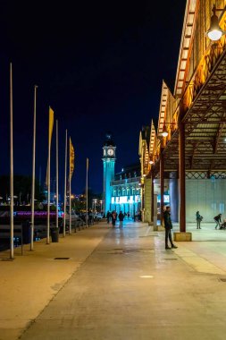 Aralık 2022 - Valencia, İspanya - Gece yarısı deniz istasyonuna giden yol