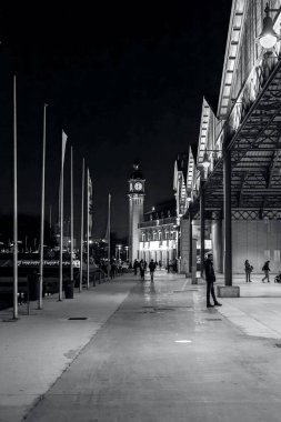Aralık 2022 - Valencia, İspanya - Gece yarısı deniz istasyonuna giden yol