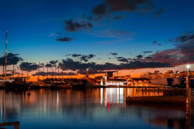 Aralık 2022 Valencia, İspanya geceleri limanda demirli gemiler suda yansımalarla