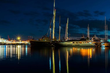 Aralık 2022 Valencia, İspanya geceleri limanda demirli gemiler suda yansımalarla