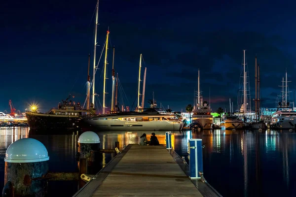 Aralık 2022 Valencia, İspanya geceleri limanda demirli gemiler suda yansımalarla