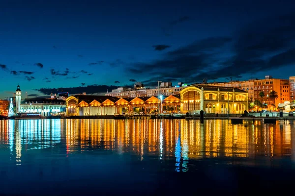 2022年12月 スペイン バレンシア 夜に水の中にその反射と海の駅 — ストック写真