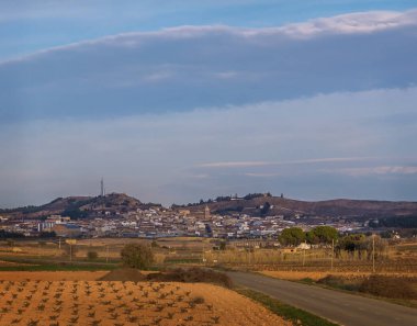 Geleneksel İspanyol köyü gün batımında dağın eteğinde