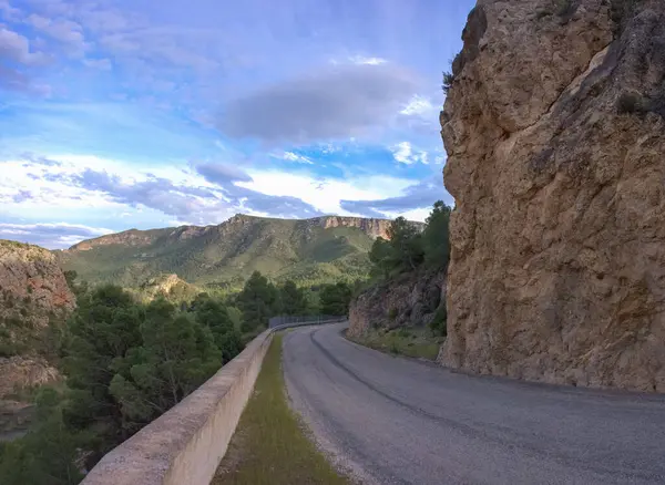 Gün batımında dağ asfaltı yolu