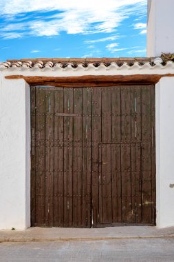 Güneşli bir günde antik ahşap kapı
