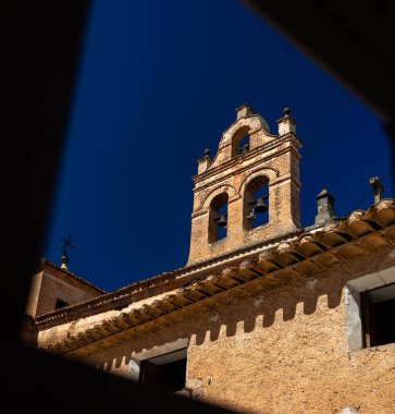 Açık mavi gökyüzüne karşı Katolik kilisesinin detayları.