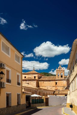 Haziran 2022 - Lietor, Albacete, İspanya - İspanya 'nın Lietor kentinde dar sokaklar ve katolik bir kilise