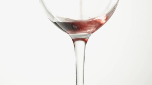 Vino Rosso Versato Bicchiere Alto Trasparente Alla Fine Una Bottiglia — Video Stock