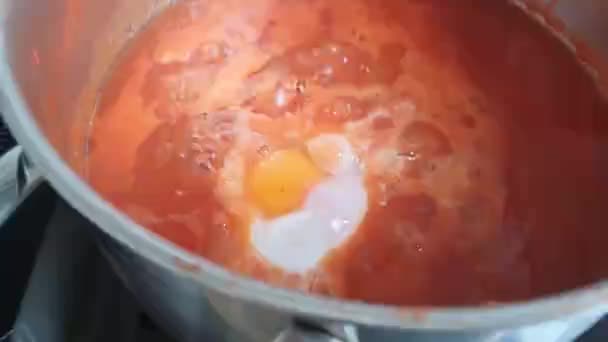 Αυγό Που Βράζεται Ψήνεται Σάλτσα Ντομάτας Σούπα Ξεκινά Κοντινό Πάνω — Αρχείο Βίντεο