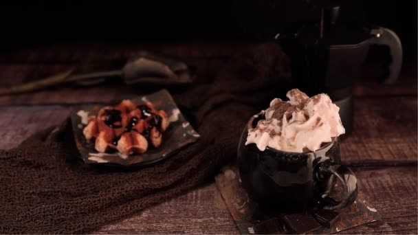 Torta Cialde Con Coperchio Cioccolato Una Tazza Caffè Con Crema — Video Stock