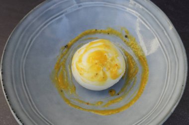 Burrata 'lı mavi seramik kâse ya da mango soslu mozzarella peyniri. Kaliteli yemek kaplama tarzı.