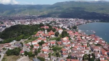 4K insansız hava aracı videosu Ohri 'nin Eski Kenti' nin eşsiz atmosferini ve mimari mirasını gösteren kuş bakışı bir görüntü sunuyor. Tarih, seyahat ve mimari projeleri için ideal.