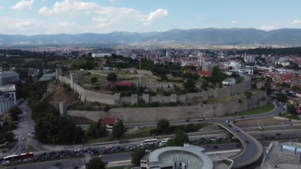 Видео Беспилотника Показывает Историческую Крепость Скопье Кале Наслаждайтесь Панорамным Видом — стоковое видео