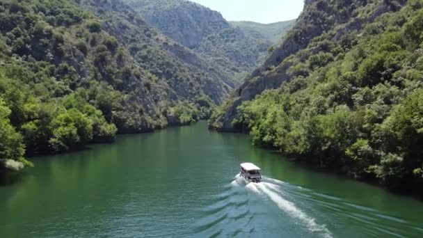4K无人驾驶飞机镜头跟随在Matka峡谷的一次乘船旅行 提供了斯科普里自然风光的独特视角 探险和自然项目的理想 — 图库视频影像