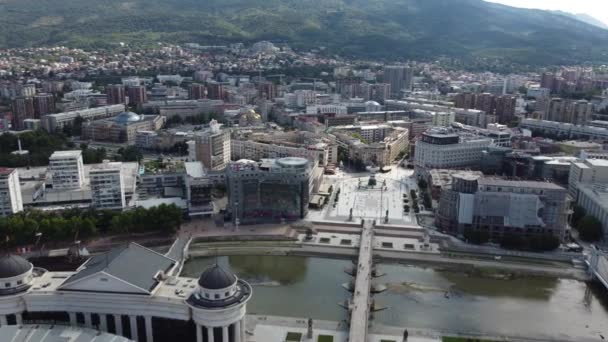 Este Video Drones Vuela Sobre Centro Ciudad Skopje Con Puente — Vídeo de stock