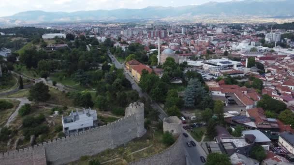 Den Här Drönarvideon Visar Skopjes Kale Fästning Utforska Fästningens Stenmurar — Stockvideo