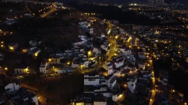 4K insansız hava aracı görüntülerinde İspanyol kasabası gece ışıkları altında, Ronda. Seyahat, İspanyol kültürü ve gece görüşü projeleri için ideal.