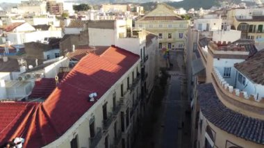 Şehir merkezinde güneşli Malaga 'yı bu 4K drone görüntüsüyle deneyin. Seyahat, İspanyol şehir manzaraları ve kültür projeleri için mükemmel..