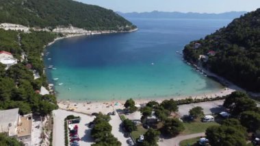 Hırvatistan 'ın el değmemiş plajlarının göz kamaştırıcı manzaralarına, ülkenin kıyı şeridinin huzur ve cazibesini somutlaştıran bu 4K insansız hava aracı görüntüleriyle dalın..