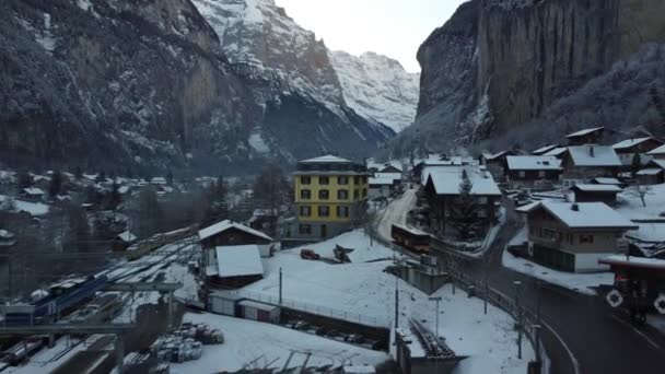 この4Kドローンの映像を使って スイスのアルプスにある美しいラウテルブルン渓谷を飛び回る仮想旅をしましょう スイスの風景に関連するプロジェクトに最適 — ストック動画