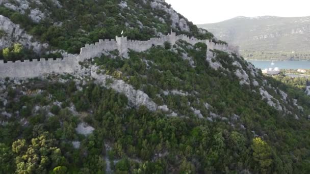 この4Kドローン映像は クロアチアの素晴らしい山脈の背景に設定されたストンの印象的な中世の都市の壁のパノラマビューを提供しています — ストック動画