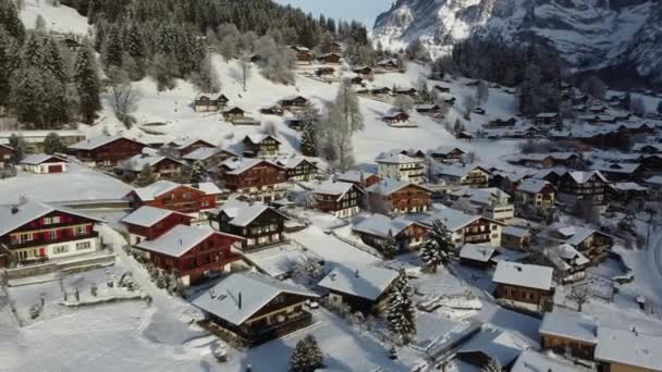 Este Vídeo Radiante Drone Captura Casas Cobertas Neve Beijadas Pelo — Vídeo de Stock