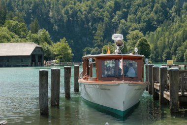 Havadan bakıldığında Konigssee 'nin büyüleyici kasabası ve bereketli ormanı Bavyera manzarasına yerleşmiş ve doğa ile medeniyet arasında büyüleyici bir ahenk ortamı sunuyor..
