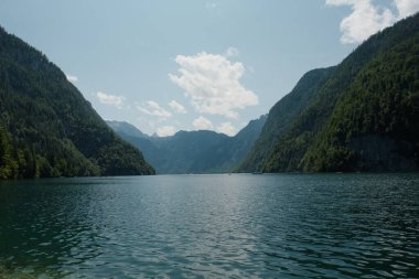 Havadan bakıldığında Konigssee 'nin büyüleyici kasabası ve bereketli ormanı Bavyera manzarasına yerleşmiş ve doğa ile medeniyet arasında büyüleyici bir ahenk ortamı sunuyor..