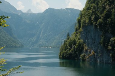 Havadan bakıldığında Konigssee 'nin büyüleyici kasabası ve bereketli ormanı Bavyera manzarasına yerleşmiş ve doğa ile medeniyet arasında büyüleyici bir ahenk ortamı sunuyor..