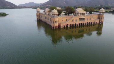 Şaşırtıcı derecede korunmuş Su Sarayı Jaipur 'un Sagar Gölü' nün sükunetinde sergilenen hayranlık uyandıran bir drone çekimi..