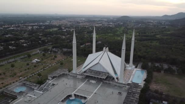 Impressively Detailed Drone Shot Offering Sweeping View Faisal Mosque Iconic — Stock Video