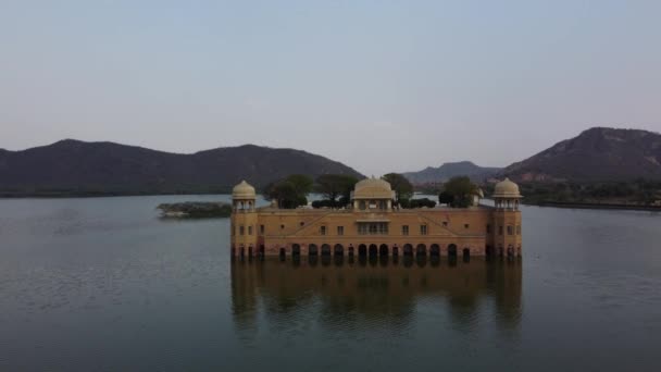 位于印度斋浦尔心脏地带的著名的水宫Jal Mahal被一枚壮观的无人驾驶飞机击中 周围环绕着宁静的Man Sagar湖 — 图库视频影像