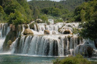 Büyüleyici Krka Şelaleleri 'nin yakından görüntüsü, suyun gücünü ve ıslak kayaların zengin dokusunu vurguluyor..