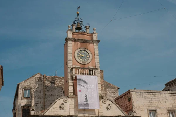 Zadar 'ın tarihi saat kulesinin ilgi çekici bir görüntüsü, Hırvatistan' ın antik kentinin kalbinde dimdik duruyor, zamanın ve geleneğin hikayelerini anlatıyor..