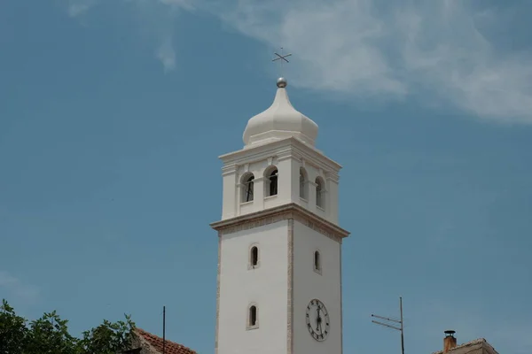 Şehrin zengin mirasının ve mimari ihtişamının bir sembolü olan Zadar 'ın şehir manzarasında görkemli duran ikonik beyaz saat kulesinin hayranlık uyandırıcı bir görüntüsü..